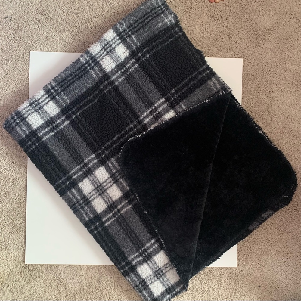 Cozy plaid pattern blanket